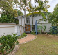 2 Satinwood Drive - Rainbow Shores Executive Level Beach House Pool Walk to Beach