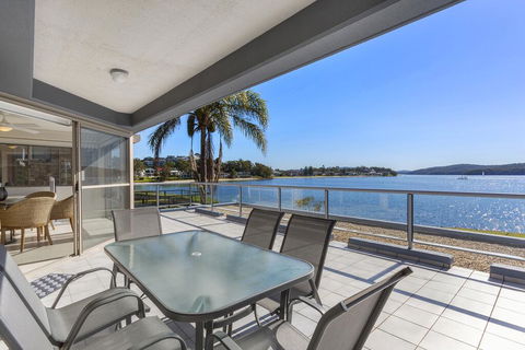 2 The Shores Soldiers Point - Waterfront - Uninterrupted Water Views INCLUDING ALL LINEN & TOWELS, Free Wi-Fi - Darwin Holiday 0
