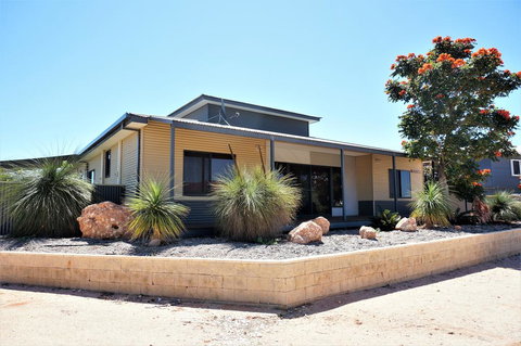 2 Trout Place - 4 Bedroom Holiday Home For The Nautical Adventurers - Darwin Holiday 0