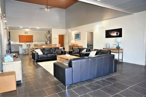 2 Trout Place - 4 Bedroom Holiday Home For The Nautical Adventurers - Darwin Holiday 2