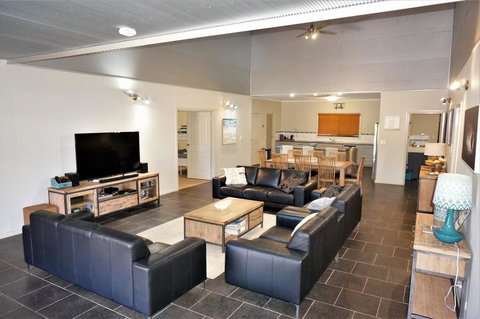 2 Trout Place - 4 Bedroom Holiday Home For The Nautical Adventurers - Darwin Holiday 3