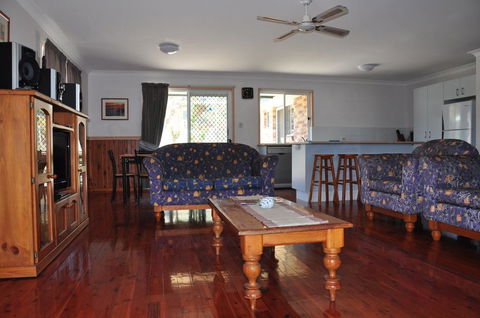 23 Carlo Road - Lowset Family Home Within Walking Distance To The Shopping Centre. Pet Friendly - Darwin Holiday 0