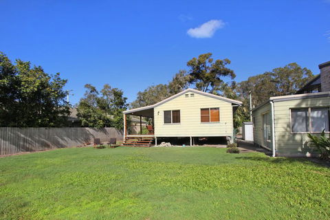 24 Sundew Street, Mudjimba - 500 Bond - Pet Friendly, Linen Supplied, WIFI, Air Cond. - Darwin Holiday 1