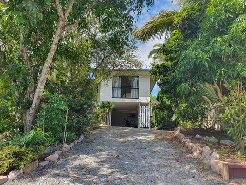 27 Bomburra Court - Rainbow Beach, Spacious, Comfortable, Large Deck, Private - Darwin Holiday 2