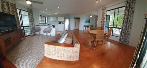 27 Bomburra Court - Rainbow Beach, Spacious, Comfortable, Large Deck, Private - Darwin Holiday 1
