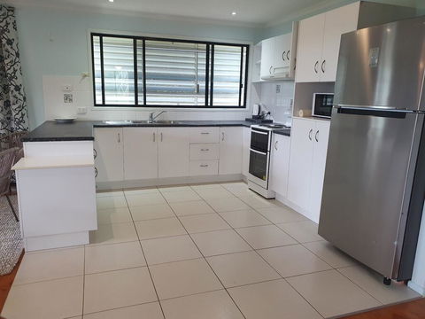 27 Bomburra Court - Rainbow Beach, Spacious, Comfortable, Large Deck, Private - Darwin Holiday 3