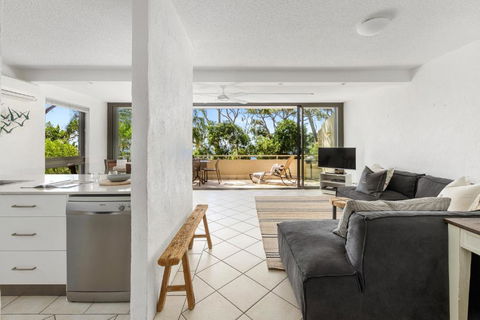 Beachside Chic, Pool & Balcony - Darwin Holiday 4