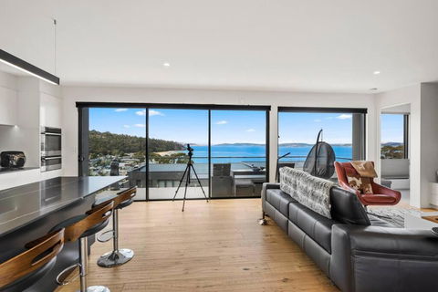 Beachside Luxury Villa - Expansive Panoramic Vistas - Darwin Holiday 0