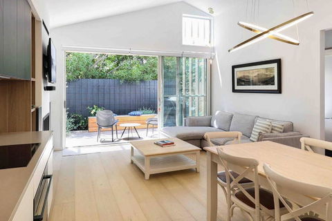 Beach Luxury Retreat- 2 Bedroom, 2 Bathroom, Shops, Pet Friendly, Parking - Darwin Holiday 0
