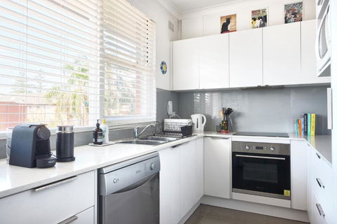 Beach Side Getaway - Brighton Le-Sands 2 Bedroom Apartment - Darwin Holiday 1