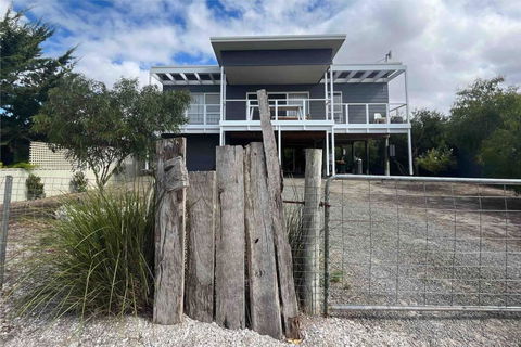 Beachfront 4 Bedroom Home In Nepean Bay - Darwin Holiday 0