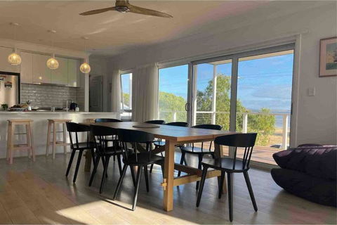 Beachfront 4 Bedroom Home In Nepean Bay - Darwin Holiday 3