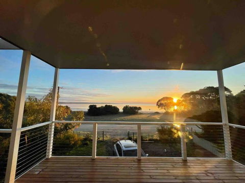 Beachfront 4 Bedroom Home In Nepean Bay - Darwin Holiday 1