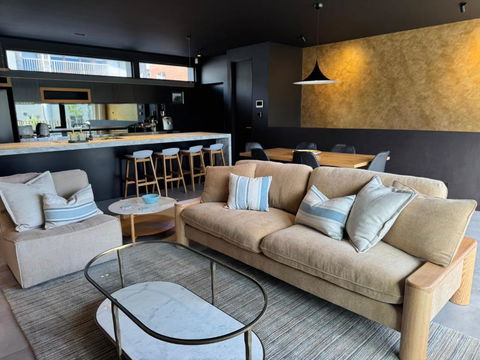 Beachside Hidden Gem- Luxurious 3 Bedroom Spacious Apartment - Darwin Holiday 0