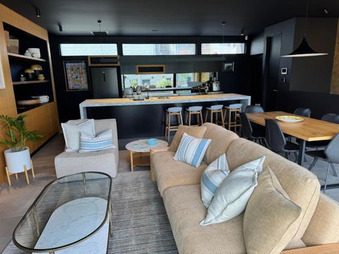 Beachside Hidden Gem- Luxurious 3 Bedroom Spacious Apartment - Darwin Holiday 1