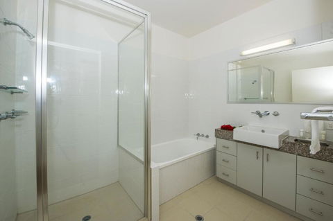 Beachside Magnetic Harbour Apartments - Darwin Holiday 1