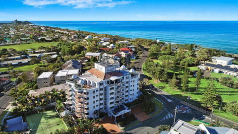 Beachside Resort Kawana Waters - Darwin Holiday 0