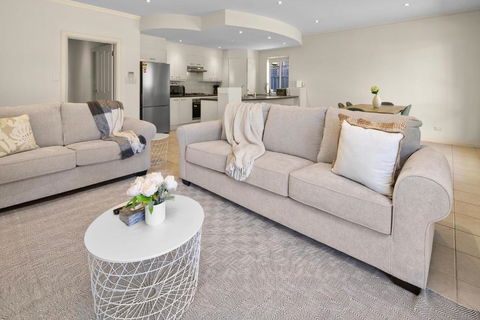 Beaumont Bliss: 4BR 2 5BA Family Retreat - Darwin Holiday 0