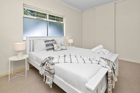 Beaumont Bliss: 4BR 2 5BA Family Retreat - Darwin Holiday 3