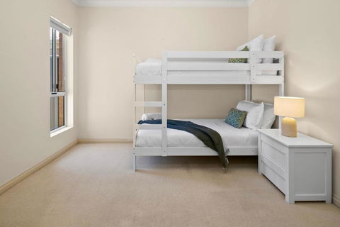 Beaumont Bliss: 4BR 2 5BA Family Retreat - Darwin Holiday 4