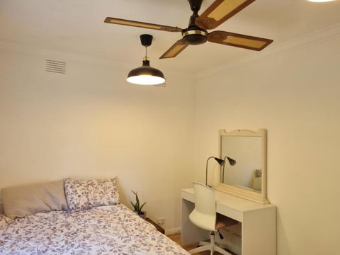 Beautiful Home In Greensborough - Darwin Holiday 2