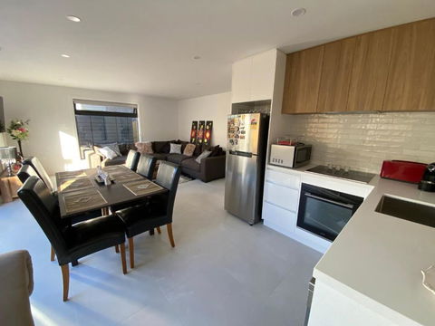 Beautiful New Holiday Place 5 Mins To Beach With Kitchen And Office Nook - Darwin Holiday 1