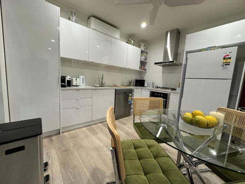 Beautiful Pet Friendly 1BR Cottage With Patio - Darwin Holiday 2