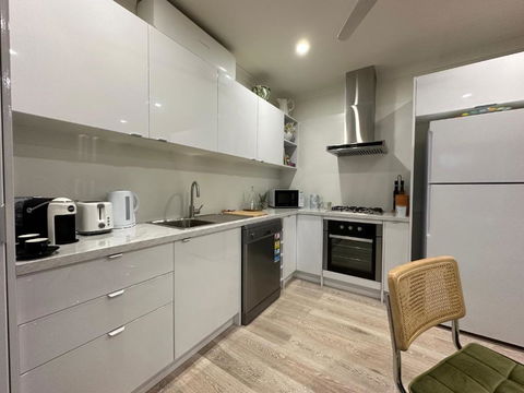 Beautiful Pet Friendly 1BR Cottage With Patio - Darwin Holiday 0
