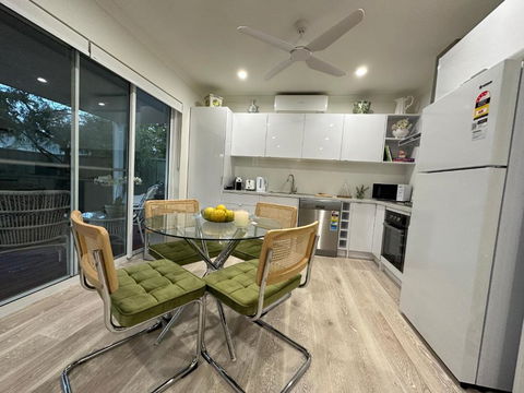 Beautiful Pet Friendly 1BR Cottage With Patio - Darwin Holiday 3