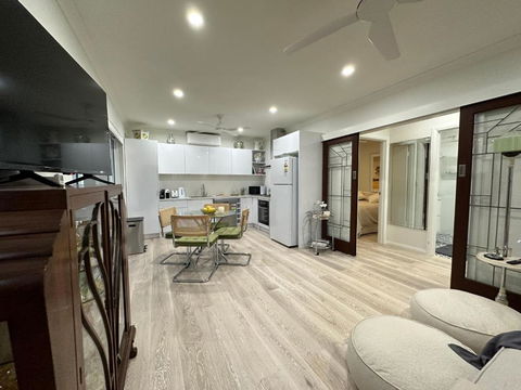 Beautiful Pet Friendly 1BR Cottage With Patio - Darwin Holiday 4