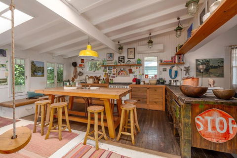 Beautiful Unique Cottage -Pet-Friendly-walk To Town - Darwin Holiday 3