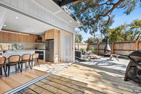 Beautifully Presented Home That Sleeps Ten People - Darwin Holiday 0