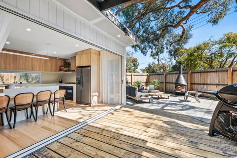 Beautifully Presented Home That Sleeps Ten People - Darwin Holiday 1