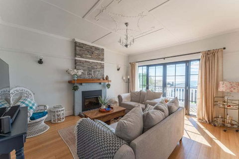 Beautifully Renovated Retreat Modern Comfort With Outdoor Entertaining - Darwin Holiday 1
