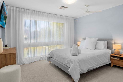 Beautifully Styled Family Home In North Bendigo - Darwin Holiday 3