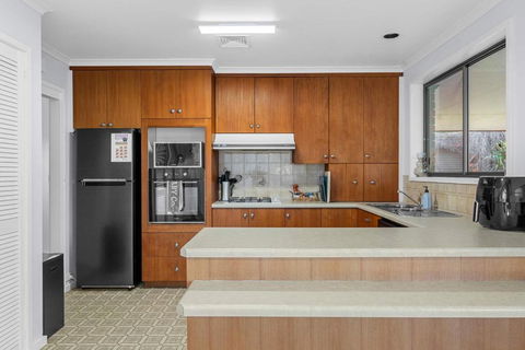 Beautifully Styled Family Home In North Bendigo - Darwin Holiday 4