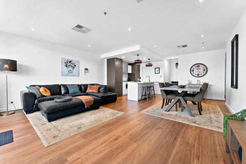 Belle Escapes - Beach Retreat Townhouse Glenelg - Darwin Holiday 0