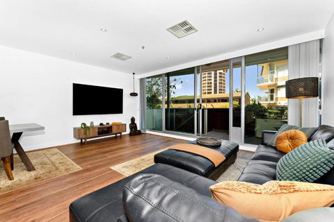 Belle Escapes - Beach Retreat Townhouse Glenelg - Darwin Holiday 1