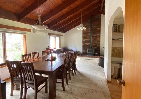 Bells Beach Spacious 2-Acre 5BR Retreat - With Hot Tub - Darwin Holiday 1