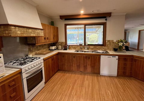 Bells Beach Spacious 2-Acre 5BR Retreat - With Hot Tub - Darwin Holiday 4