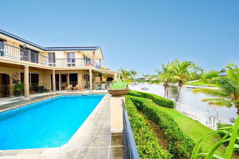 Benowa Bliss Retreat - Waterfront With Skyline Views - Darwin Holiday 0