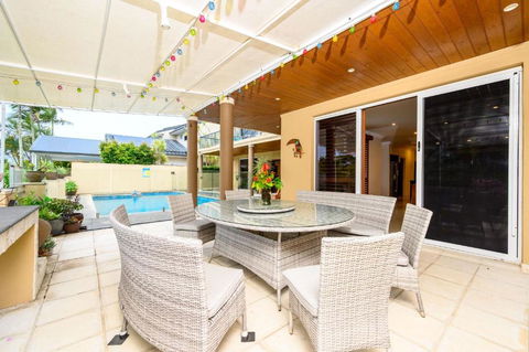 Benowa Bliss Retreat - Waterfront With Skyline Views - Darwin Holiday 1