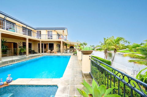 Benowa Bliss Retreat - Waterfront With Skyline Views - Darwin Holiday 3