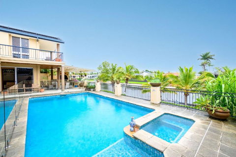Benowa Bliss Retreat - Waterfront With Skyline Views - Darwin Holiday 4