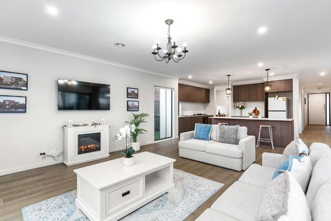Berwick Lakeside Home - Darwin Holiday 2