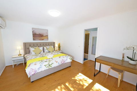 Best Location Entire House Staycation Parkland Surrounding - Darwin Holiday 1
