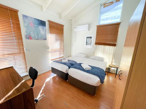 Big Group Entire House 15 Beds - Darwin Holiday 0