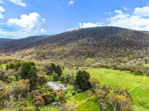 Big Yard Farm - Snowy Mountains - Darwin Holiday 0