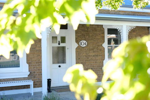 Birchfrost Cottage - Elevated Heritage Aesthetic - Darwin Holiday 3