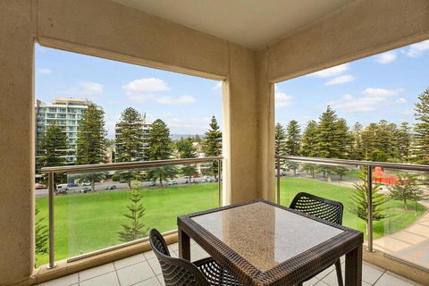 Belle Escapes - Glenelg Seaside Apartment - Darwin Holiday 0